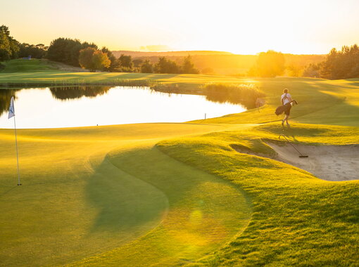 Golfspieler auf den WINSTONopen bei WINSTONgolf im Sonnenuntergang
