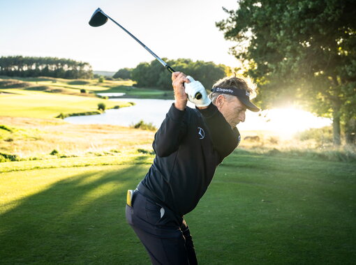 Bernhard Langer schlägt an Tee 17 bei WINSTONgolf ab