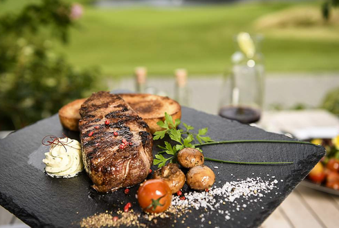 Steak mit Kräuterbutter und Grillgemüse
