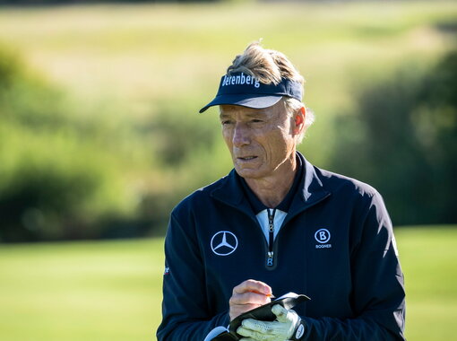 Bernhard Langer ist konzentriert auf dem Fairways bei WINSTONgolf