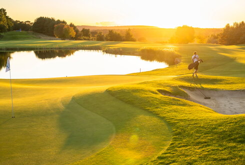 Golfspieler auf den WINSTONopen bei WINSTONgolf im Sonnenuntergang