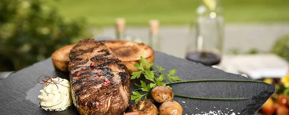 Steak mit Kräuterbutter und Grillgemüse