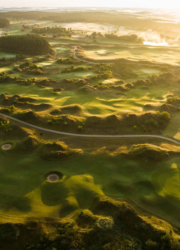 WINSTONgolf Drohnenbild der Anlage mit Sonnenaufgang