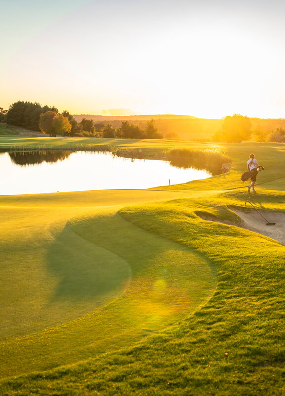 Golfspieler auf den WINSTONopen bei WINSTONgolf im Sonnenuntergang