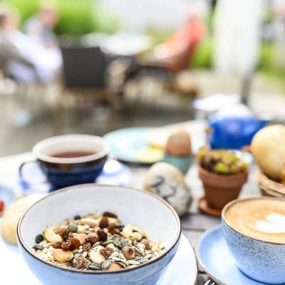 Hotel Gut Vorbeck Café Herzensgut Frühstück mit Kaffee, Müsli und Cappuccino