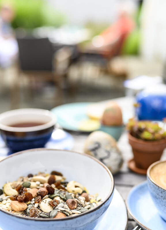 Hotel Gut Vorbeck Café Herzensgut Frühstück mit Kaffee, Müsli und Cappuccino